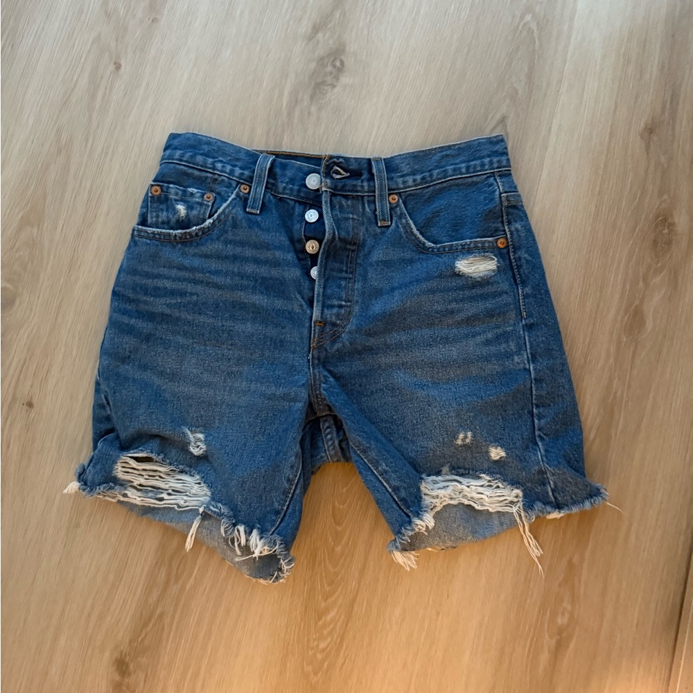 LEVIS 501 MID THIGH SHORTS SIZE 25